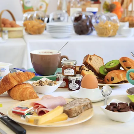 Hotel Logis Hotel&restaurant De La Basilique 3*