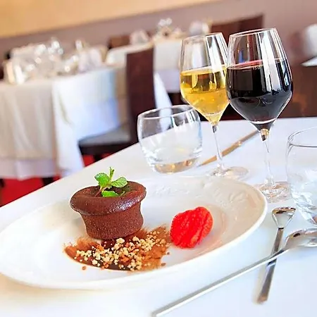 Hotel Logis & Restaurant De La Basilique 3*